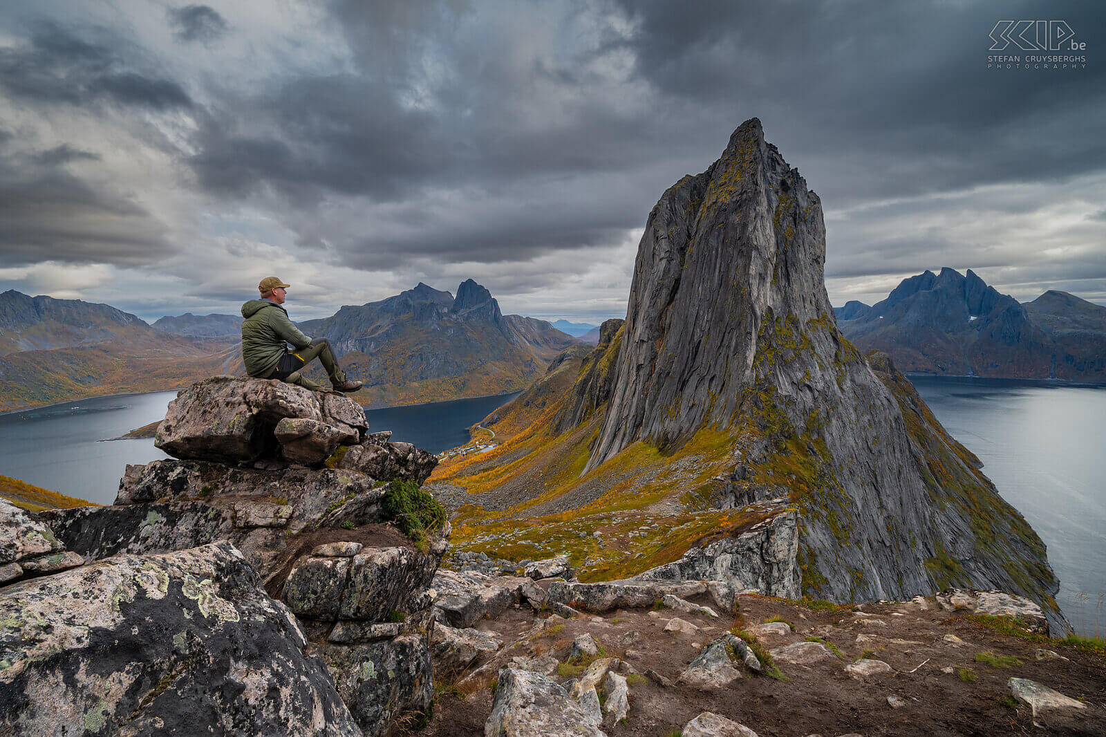 Noorwegen - Senja - Segla - Stefan Selfie op de Hesten berg met zicht op de beroemde Segla rotspiek en de omliggende fjorden Stefan Cruysberghs